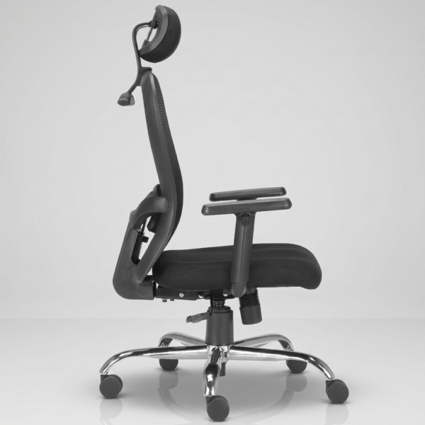 Close-up of the C118 chair’s heavy-duty chrome base and Class-4 certified hydraulic gas lift.